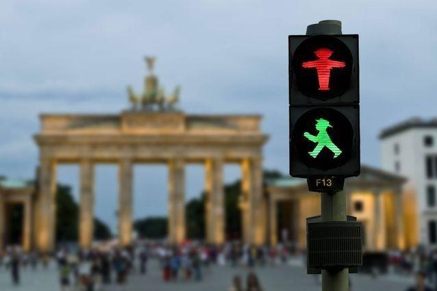 在德国待过的小伙伴都知道,这个交通信号灯红绿小人,已经和柏林熊一样