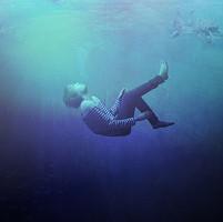 2012qq唯美男生头像在水中的回忆时却又忍不住的心伤