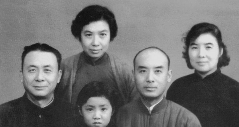 六十年代初,孙维世同兄弟姐妹在北京,左起:孙济世,孙维世,孙泱,孙新世