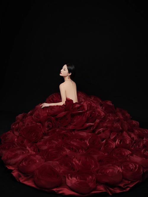 风格:极简室内婚纱照特点:时尚 高级 气质~红色一直给人的感觉是喜庆