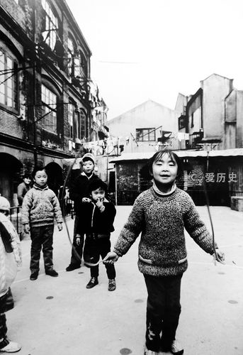 原创八十年代上海老照片:大都市下的小市民 光鲜背后几家共用浴室