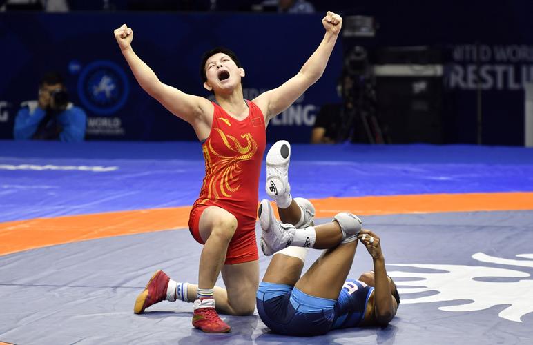 女子自由式摔跤55公斤级铜牌争夺战中,中国选手谢梦宇的对手是2019年