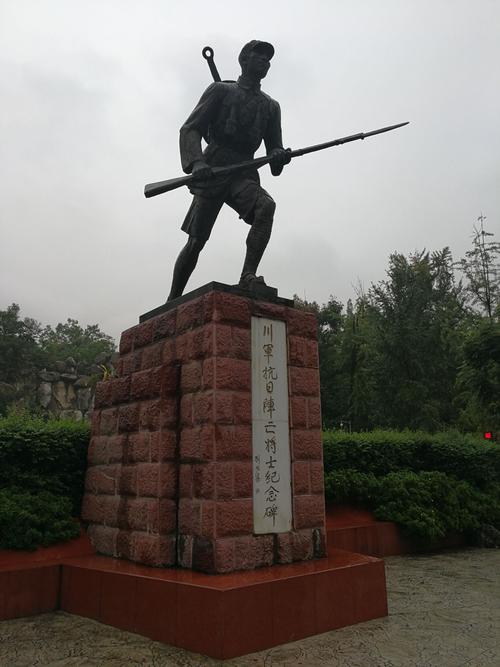 人民公园正门外矗立的川军抗日纪念塑像