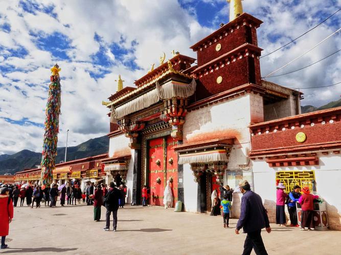 建于明朝的昌都强巴林寺,是西藏的重要寺院之一,格鲁派的主寺,有自己