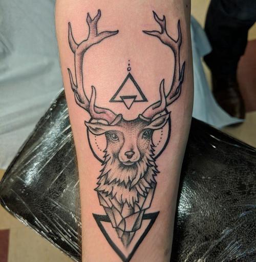 手臂纹身素材男生手臂上三角形和鹿纹身图案