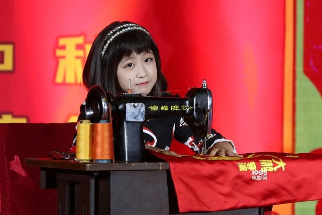 9月25日,喜剧电影《缝纫机乐队》在京举办"电影招待会"首映礼,导演兼