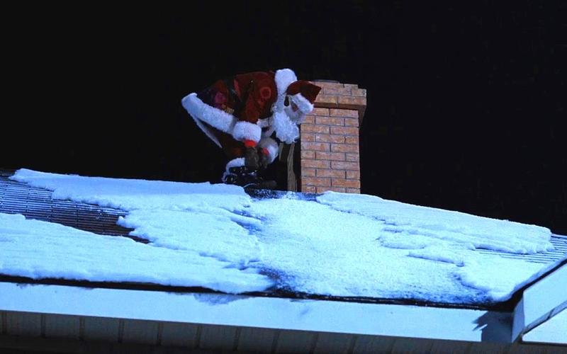 平安夜圣诞老人钻烟囱时被发现吓的老人当场摔死