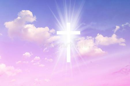 基督教十字架在天空中显得明亮照片