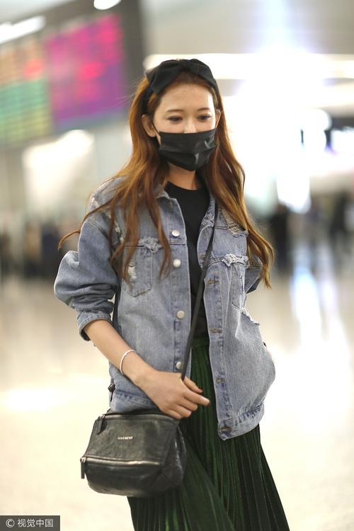 组图:林志玲戴口罩深夜抵达机场 一脸疲态仍有范
