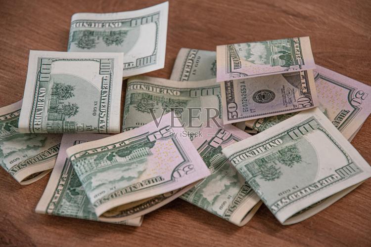 50美元和100美元对折的钞票照片摄影图片