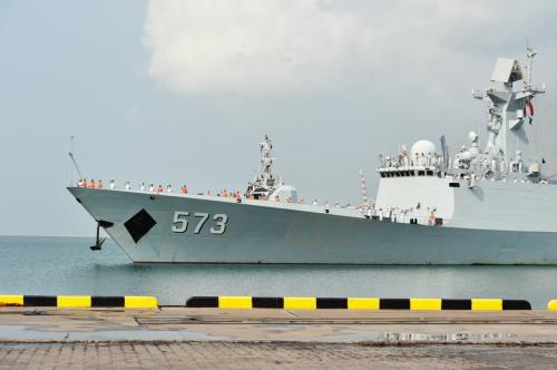 2月17日,中国海军第21批护航编队"柳州"号导弹护卫舰在泰国春武里府的
