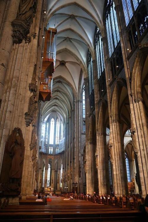 高达43米,跨度15米的穹顶 科隆大教堂