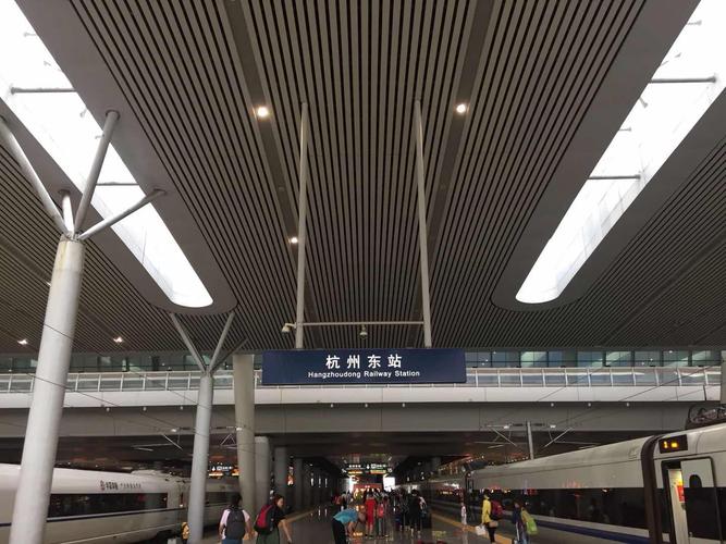 杭州东高铁站的环形公共汽车站与在广东那会儿有点区别,懵了一会