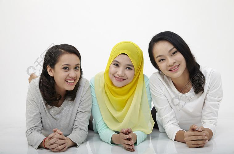 三个多种族马来西亚人连续排列