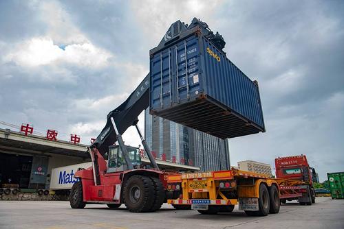 厦门港作为世界第十五大集装箱港口,中欧班列助力打通亚欧通道.