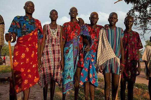 非洲最神秘的部落:女人扮演男人角色娶妻,还用这种方式生育后代