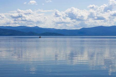 平静的湖面水面蓝色蓝色山脉照片