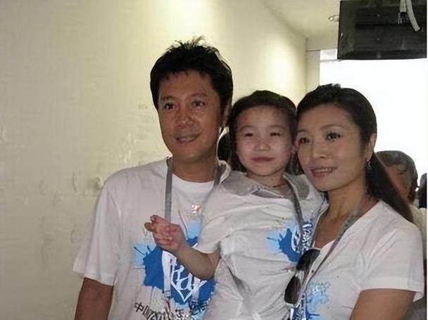 55岁的蔡国庆在社交平台上,晒出了自己儿子为其庆祝父亲节的照片