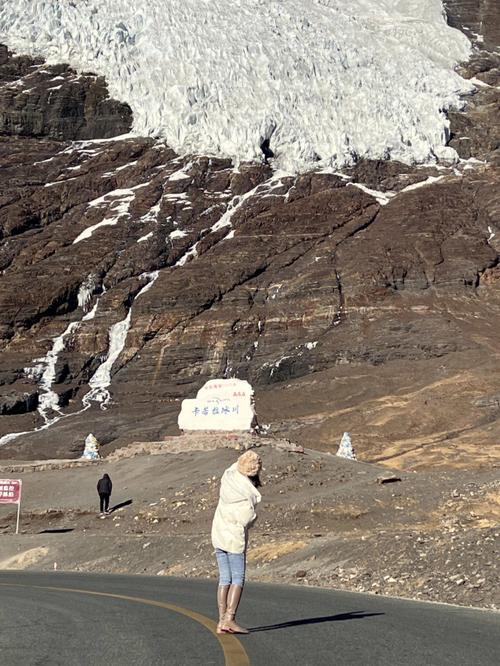 卡若拉冰川海拔5020米
