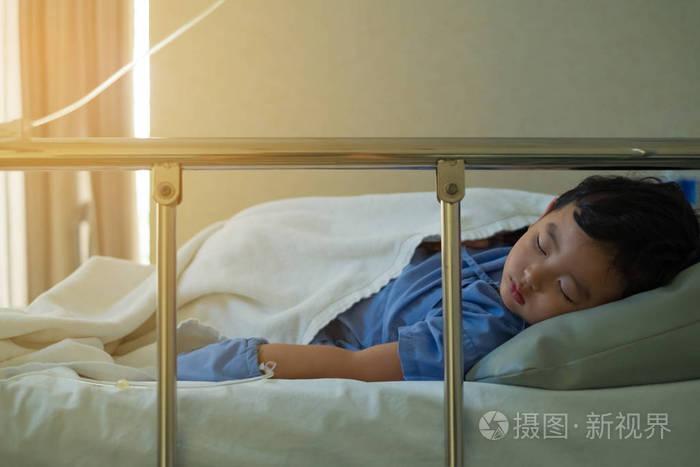 生病的亚洲孩子男孩 2 岁躺生病在医院的病床上.软