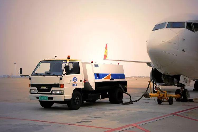 电源车是为飞机提供电源的机场地面专用设备.