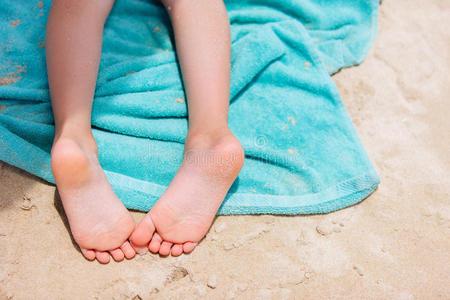 小女孩踩在沙滩巾上照片