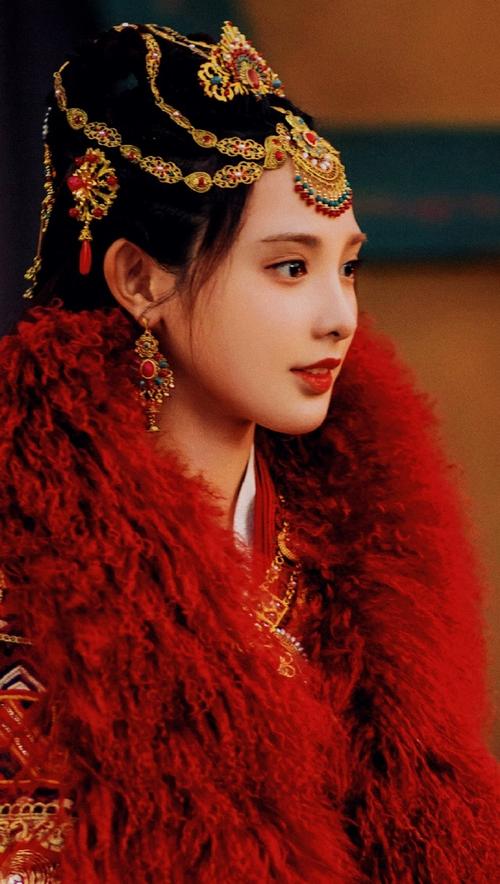 彭小苒在最新剧情中身穿红色婚服明艳大方,优雅美丽,简直就是内娱古装