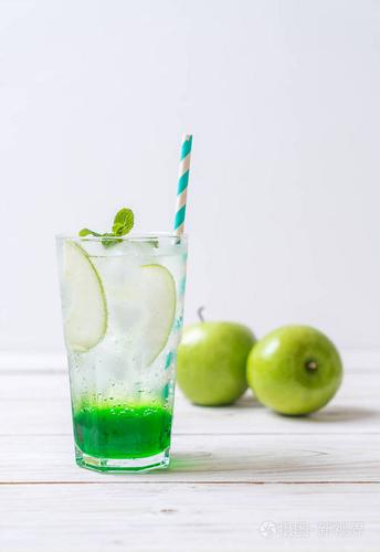 木桌上的绿色苹果汽水