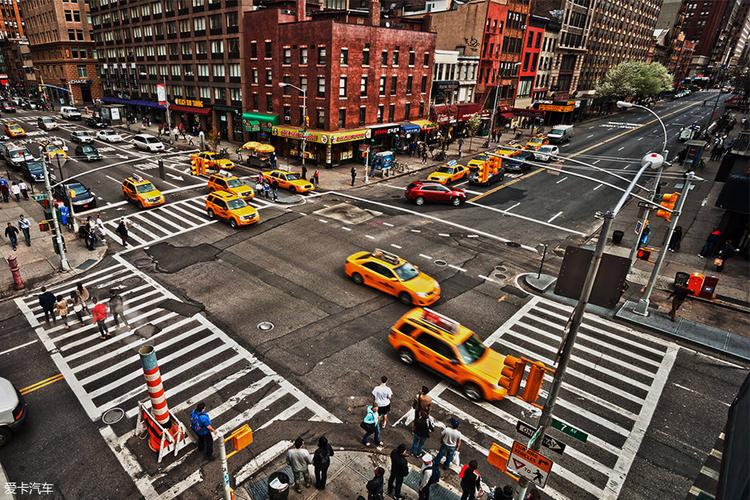 十字路口(crossing)是城市化道路中最为重要的一环,而交通信号指示灯