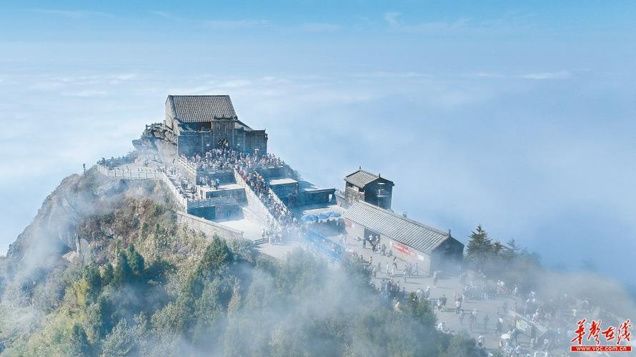 10月4日,衡阳市南岳衡山景区,激荡的云瀑,梦幻的云海与巍峨的祝融峰交