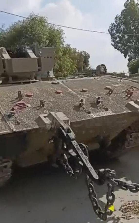 外媒疑似哈马斯占领以色列军事基地画面曝光士兵站坦克顶上欢呼