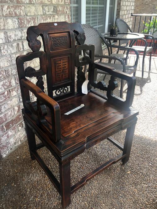 今天淘到把老椅子,老公说是红木的,他小时候在他爷爷家的椅子就是这种
