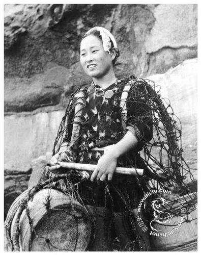 清晰老照片-日本海女赤身捕捞