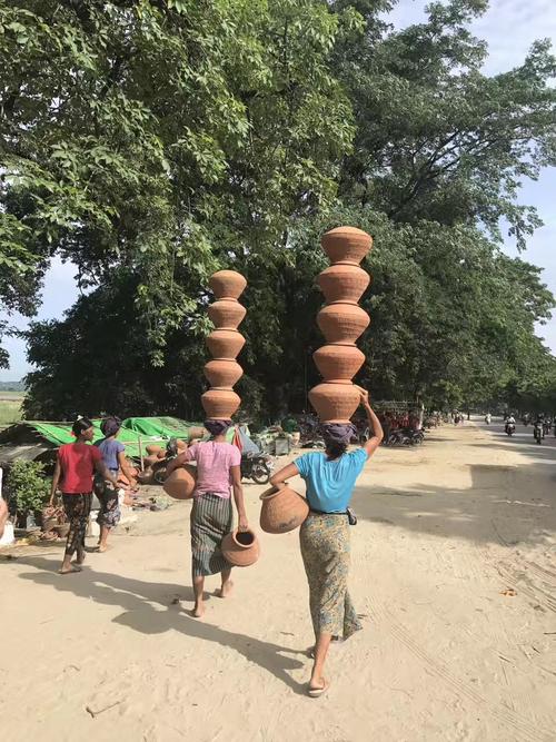 行摄缅甸:高手在民间,大姐头顶土陶罐绝活