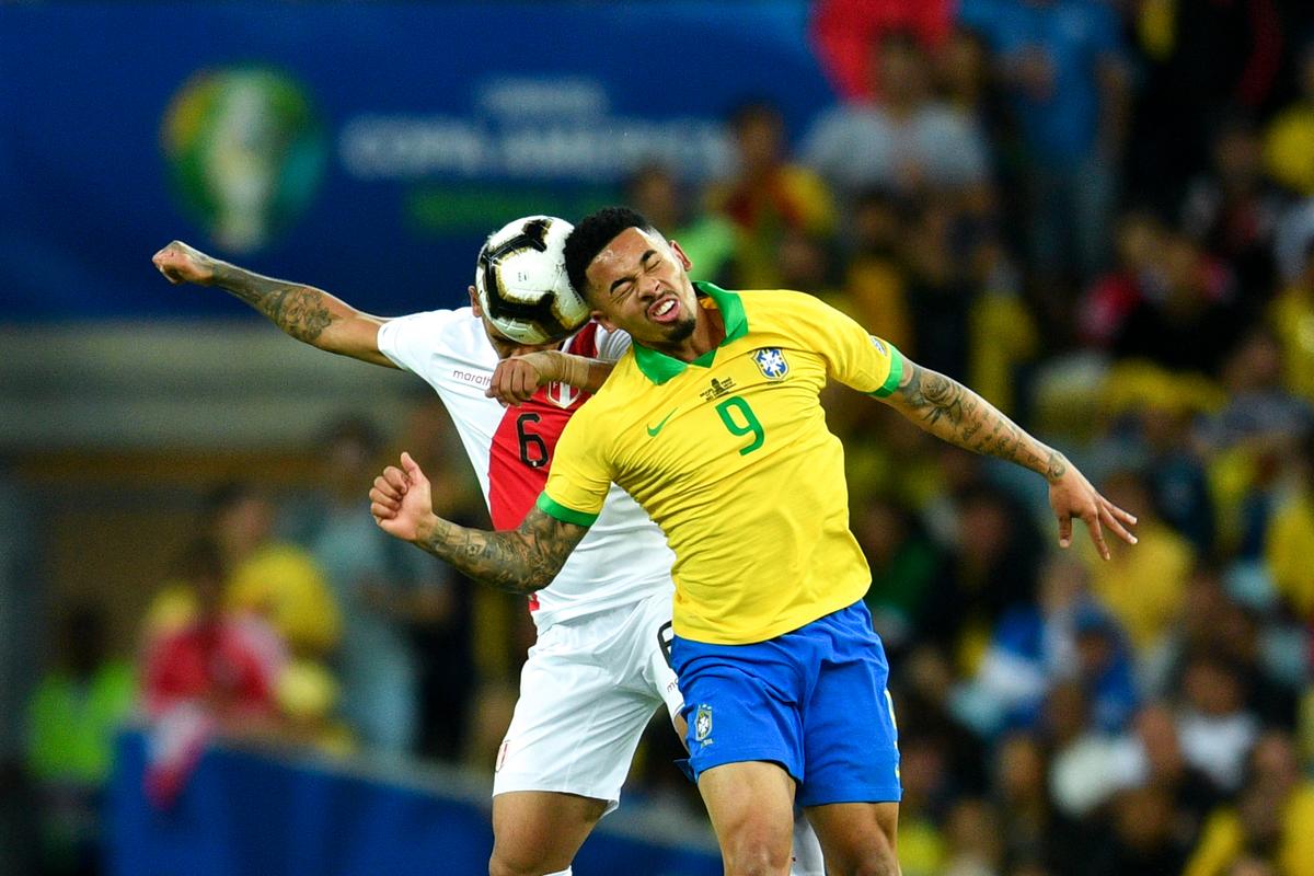 7月7日,巴西队球员热苏斯(左)在比赛中被红牌罚下.
