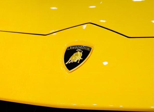 法拉利的车标就是一匹腾飞的野马,车标底色为黄色,看起来野性十足.