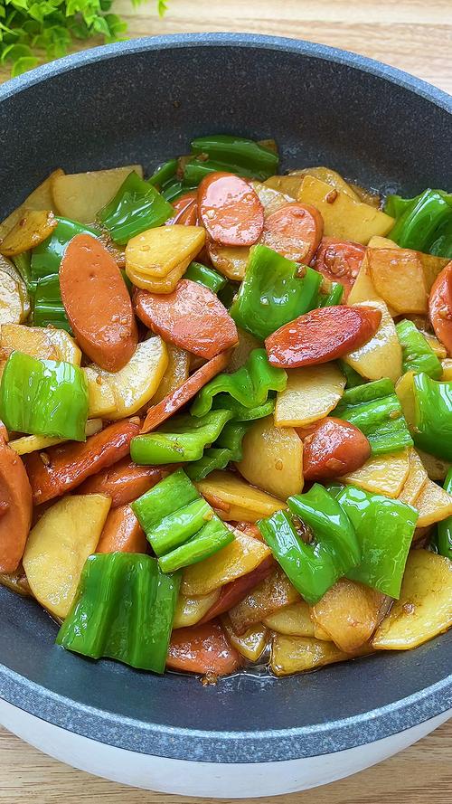 土豆和火腿肠炒在一起做成简单好吃的家常菜