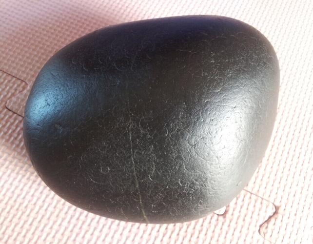 请问黑色全是指甲纹这块是什么石头