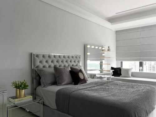卧室以浅灰色和原木色调为主,墙面饱和度较低,历久弥新.
