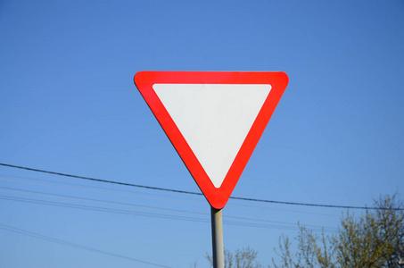 以白色三角形的形式显示的交通标志.让路照片