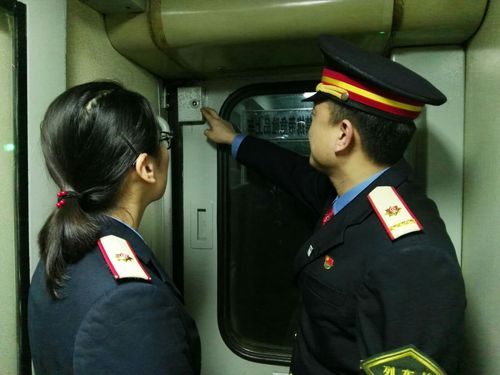 列车长杨震针对我们车底很少出现的塞拉门,细心对职工讲解安全
