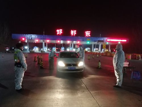 邯郸高速人民出口为过往人员检测体温