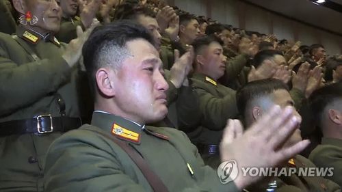 朝鲜军人激动流泪