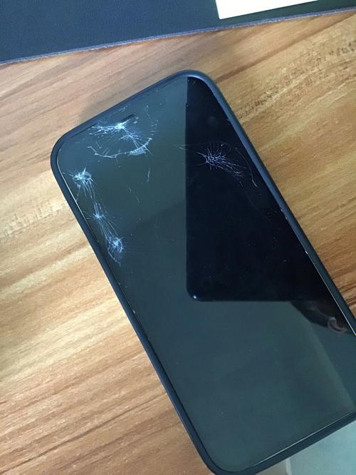 手机正面朝下摔在了水泥地上,刚买不到1年的iphone12屏幕就碎成花了