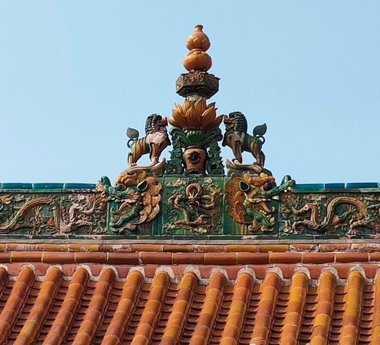一般琉璃瓦屋顶的顶部是一个水平的山脊,称为主正脊,较大寺庙的主脊