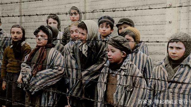 这张照片显示的是在奥地利埃本塞的一个集中营里,饥饿的囚犯们几乎