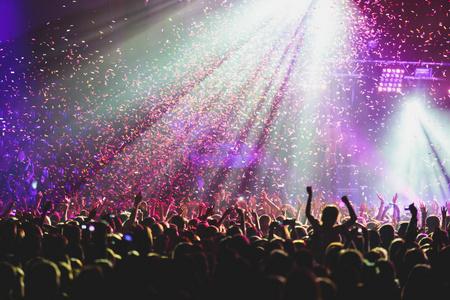 灯光摇滚摇滚音乐会的视图显示在大音乐厅,与人群和舞台灯光,拥挤的