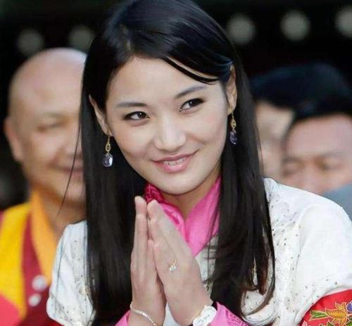 29岁不丹王后好受宠手扶孕肚高调亮相帅气国王全程搀扶似仆人