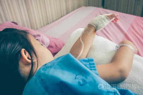 患病亚洲儿童入院时用生理盐水静脉注射 (iv) 滴在手上