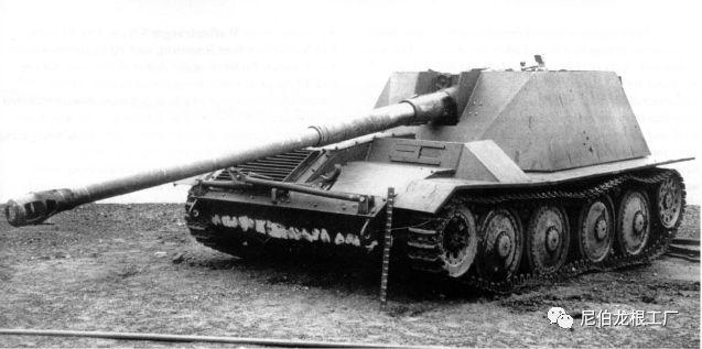 阿德尔特-莱茵金属武器运载车车体非常低矮,算上炮塔也只有1.75m高.